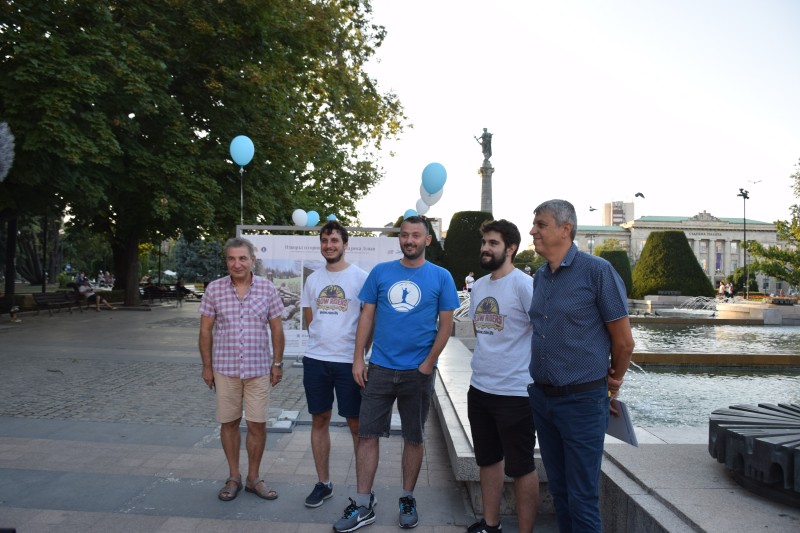 Изложба на централния площад в Русе представя река Дунав през обектива на велопътешественици